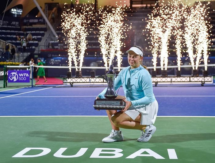 Aļona Ostapenko triumfē Dubaijas turnīrā, izcīnot savu piekto titulu vienspēlēs
