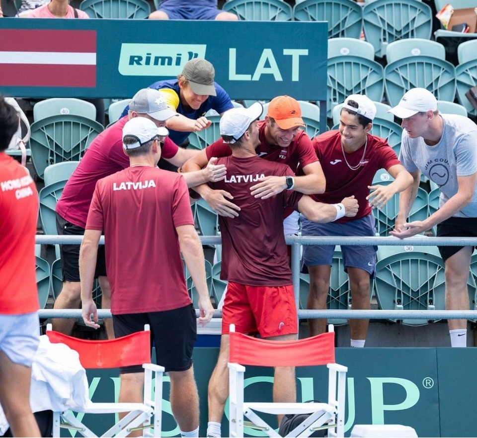 Latvijas vīriešu izlase izcīna uzvaru pret Hongkongu Davis Cup izcīņā